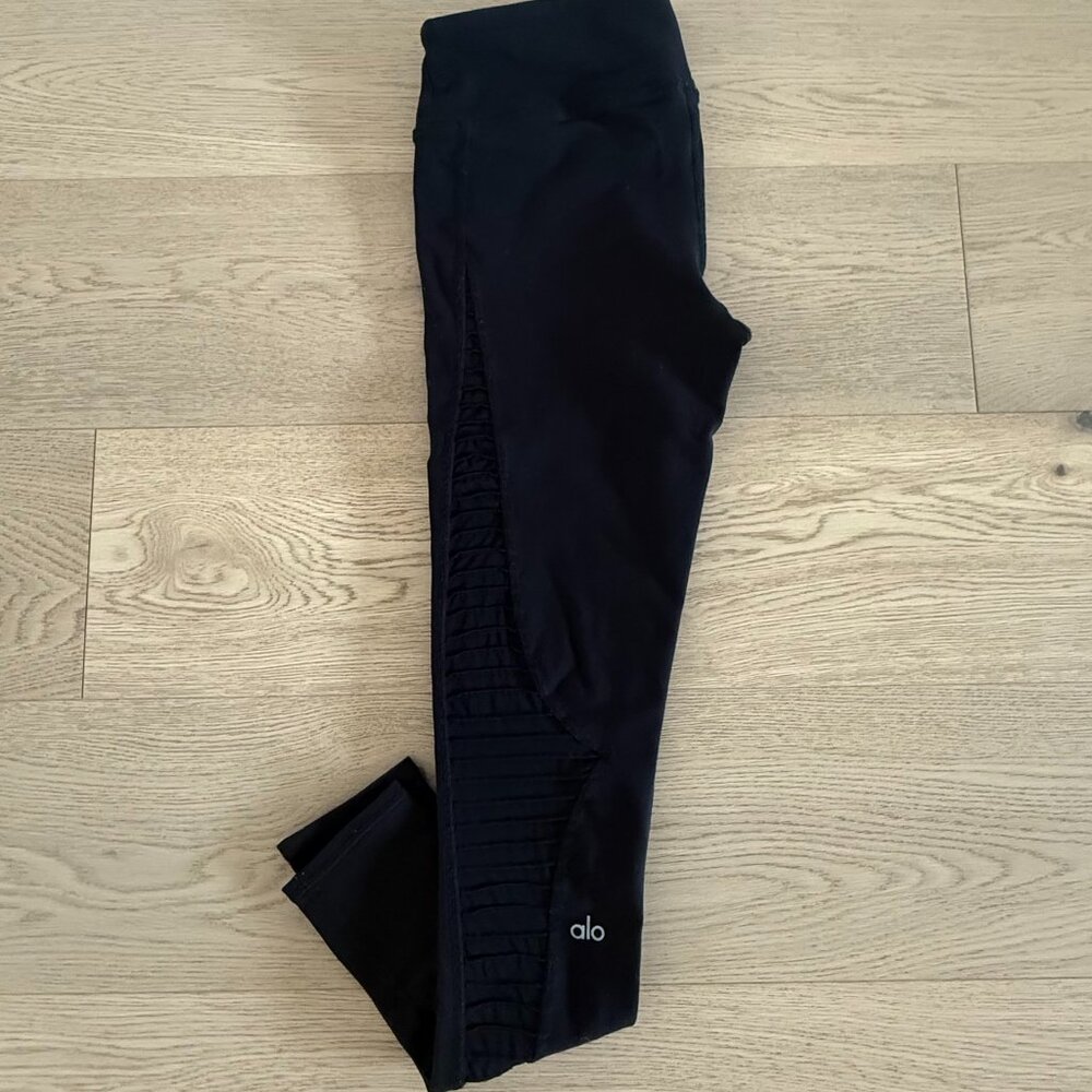 Alo Yoga High Waisted Leggings - Black - Medium